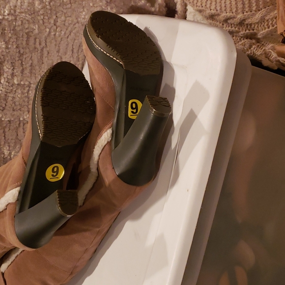 Tall linned suede boots - Picture 3 of 6